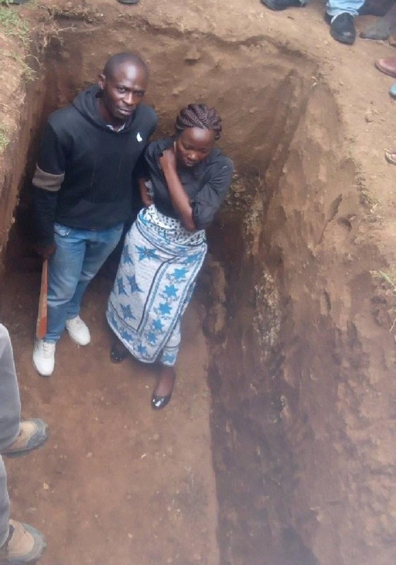Relatives Jump into Grave Protesting the Burial of Kin