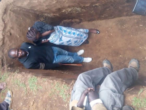 Relatives Jump into Grave Protesting the Burial of Loved one